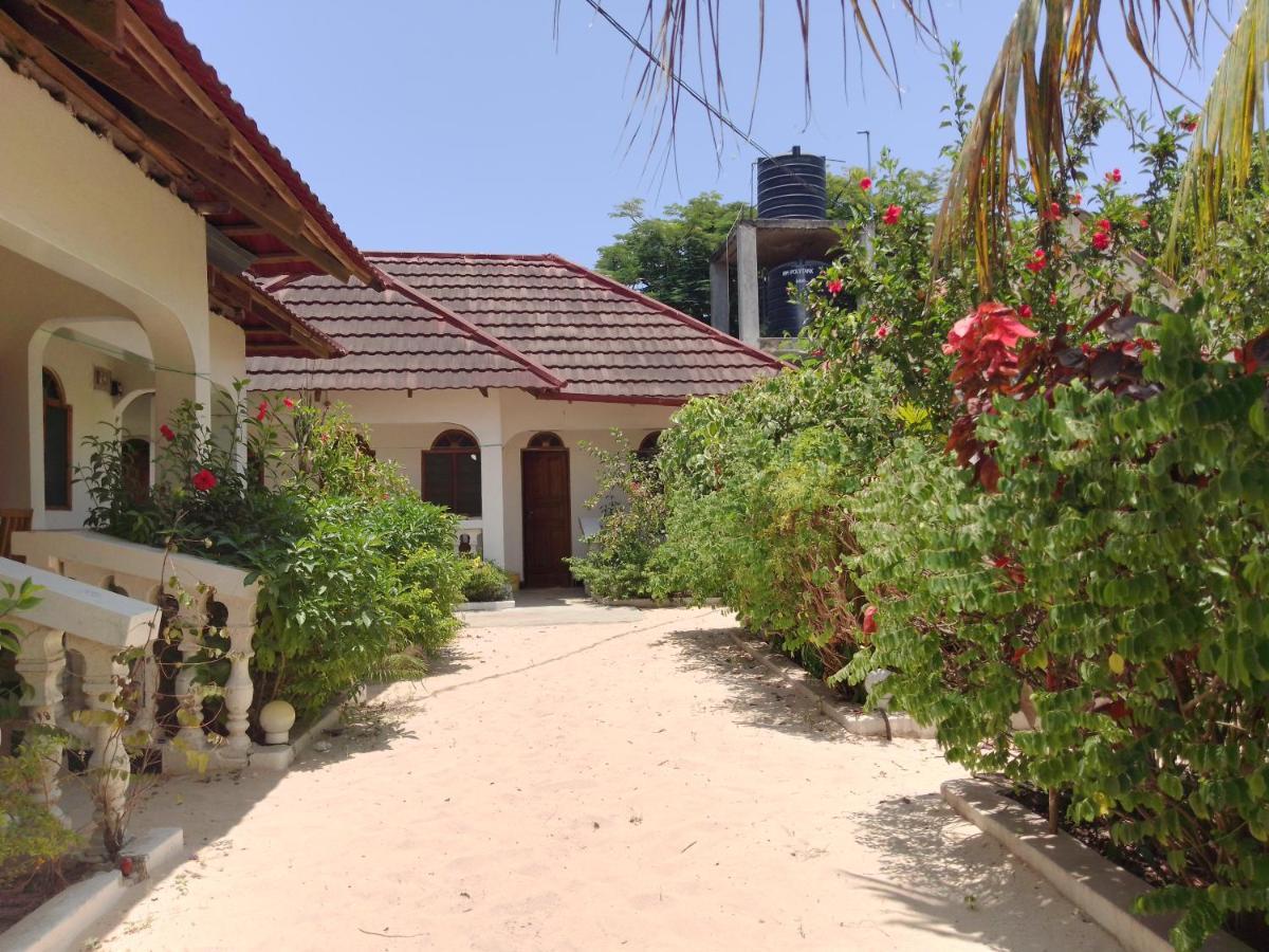H & H Bungalows Nungwi Bagian luar foto
