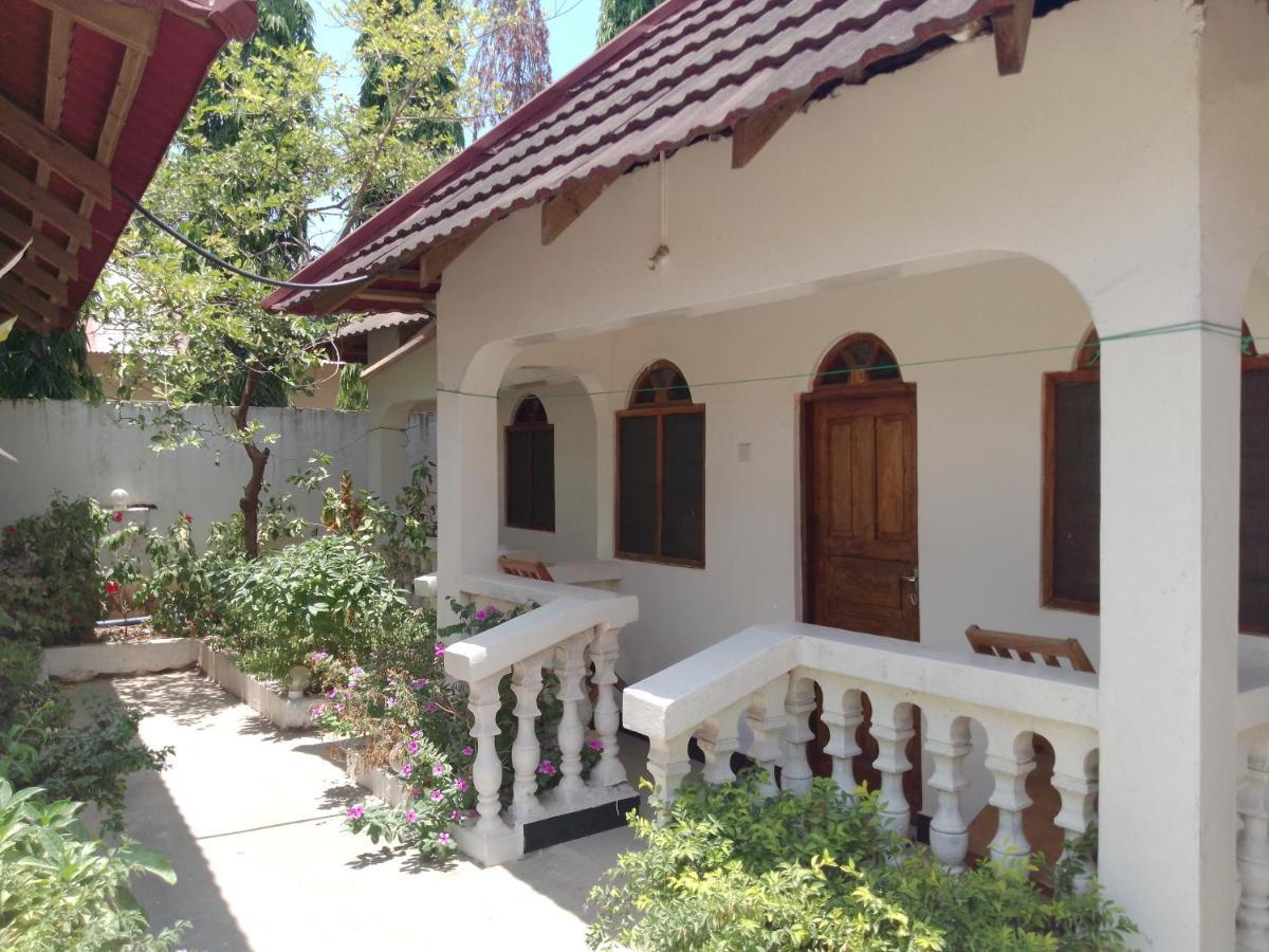 H & H Bungalows Nungwi Bagian luar foto