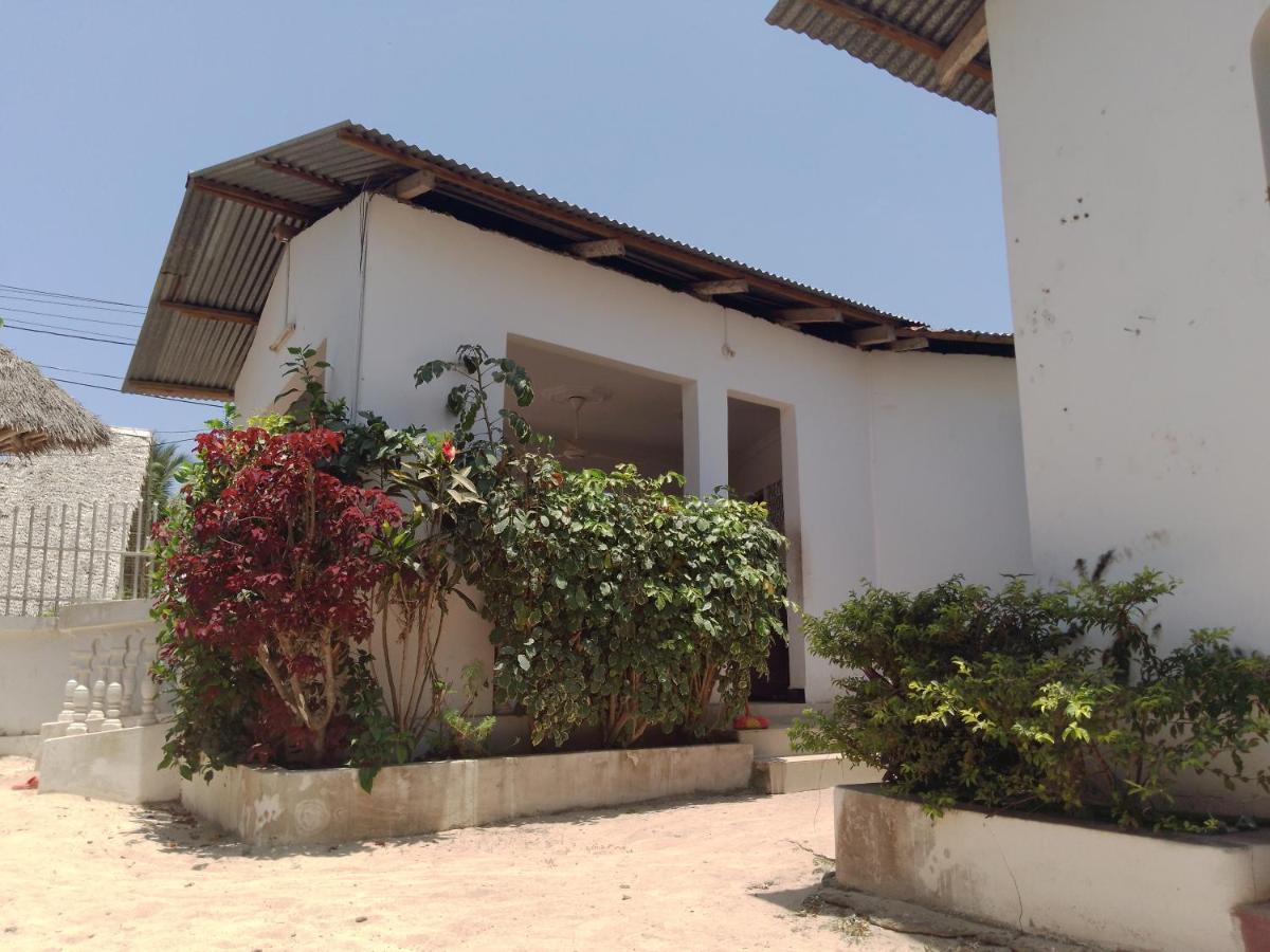 H & H Bungalows Nungwi Bagian luar foto